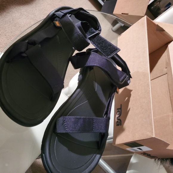 MENS TEVA SANDALS: BRAND NEW WITH BOX NEVE…